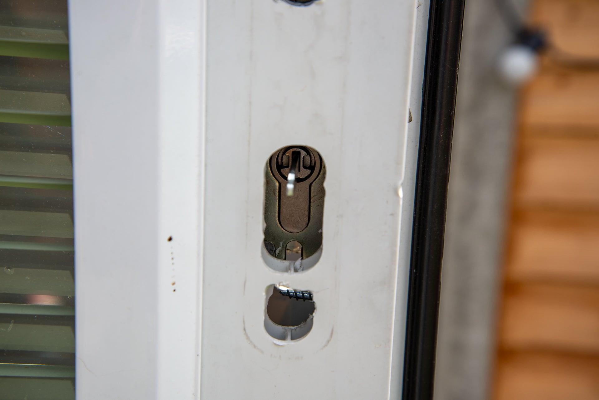 Sikre inngangsdører med solide låser og sikkerhetsbeslag